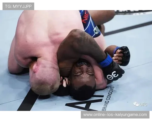 UFC狂砸十五拳裁判拉都拉不开，格斗现场燃爆全场