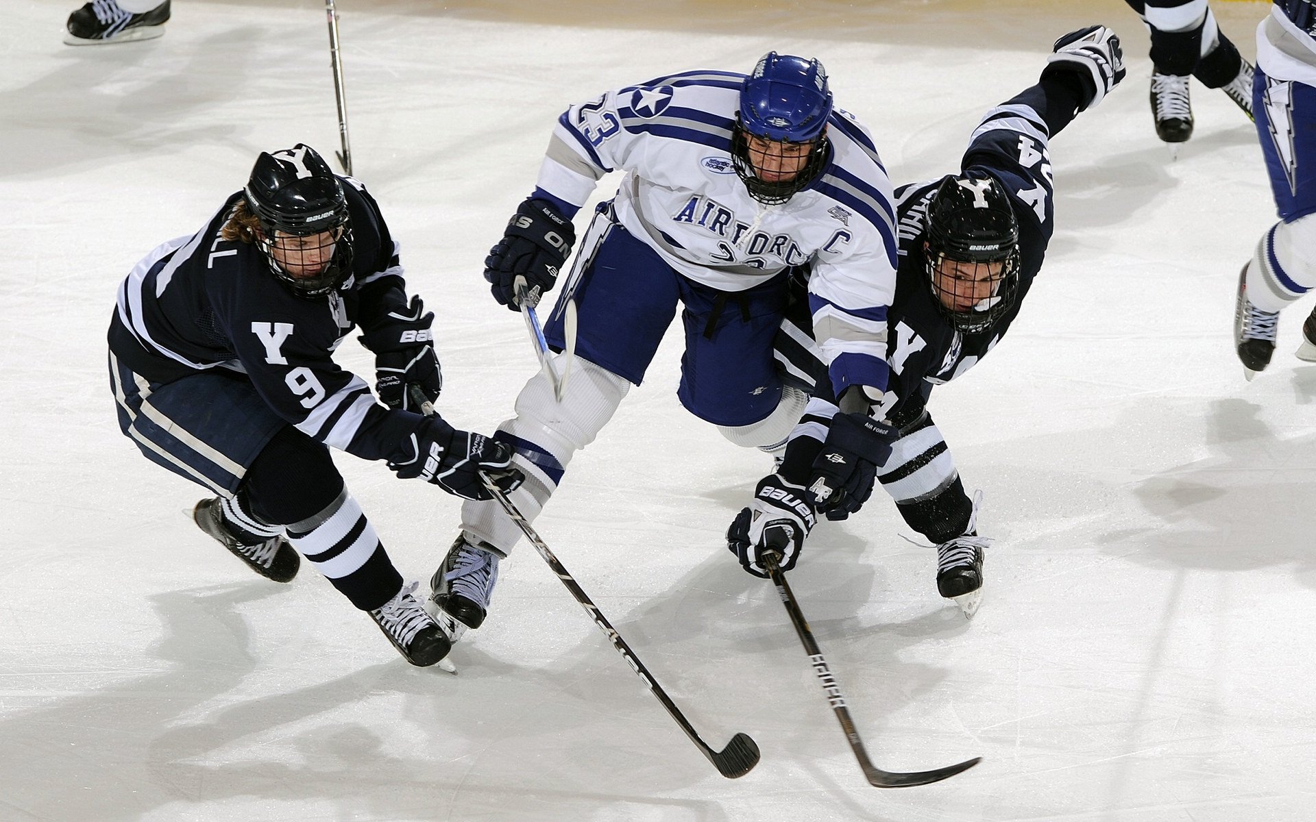 开云娱乐-《英雄联盟》冠军联赛季后赛全面开启，冠军争夺激烈，lol季后赛冠军
